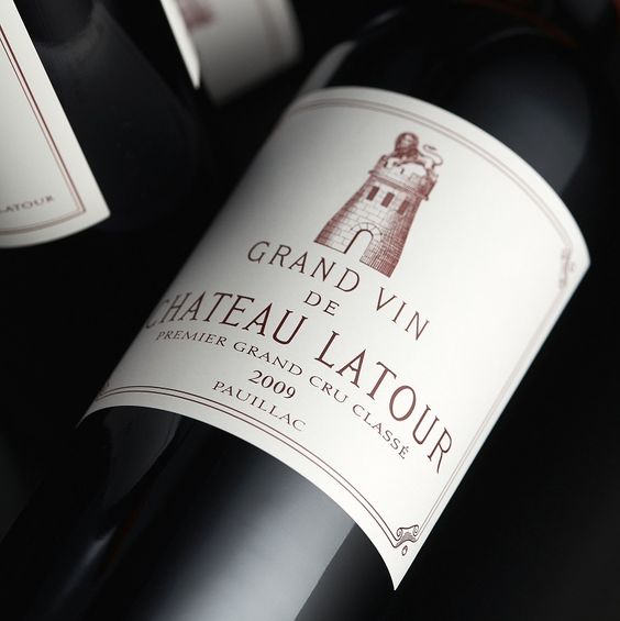 Bordeaux có một lịch sử lâu đời trong sản xuất rượu vang, với các nhà máy chưng cất từ thế kỷ 8. Vùng này được coi là biểu tượng của nền văn hóa rượu vang thế giới và được UNESCO công nhận là di sản văn hóa thế giới.