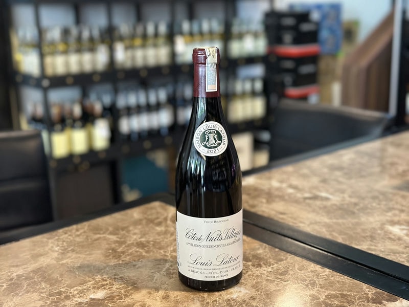 Louis Latour: Với hơn 200 năm kinh nghiệm trong ngành sản xuất rượu vang, Louis Latour là một biểu tượng của Burgundy. Hãng này nổi tiếng với sự đa dạng và chất lượng cao của các loại rượu vang của mình.
